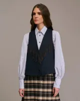 Chaleco sastrero azul con flecos en el frente y cierre de tres botones. Estilo western.