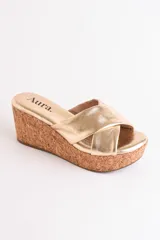 Sandalia color beige con plataforma de corcho y tiras cruzadas de cuero.