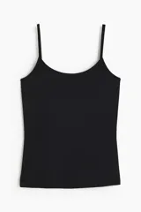 Top negro entallado de microfibra suave, con breteles finos y escote redondo.