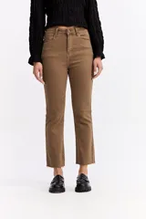 Jean de corte recto y tiro alto, color negro, con terminación de ruedo desflecado y largo crop.