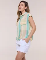 Camisa de gasa estampada con rayas verticales en tonos verde, amarillo y salmón, de manga corta estilo japonesa, cuello con solapa y cierre frontal con botones. Cuenta con un bolsillo aplicado en el frente y detalle de nudo en el ruedo.