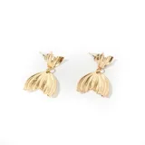 Aros colgantes dorados con forma de abanico.