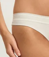 Bombacha tipo bikini de corte clásico, confeccionada en poliamida seamless con textura sutil. Presenta un diseño minimalista y cómodo con forro de algodón, ideal para uso diario.