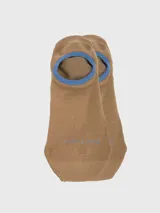 Calcetín invisible de corte bajo, color beige con borde superior en tono azul. Confeccionado en tejido suave y elástico, ideal para usar con zapatillas.