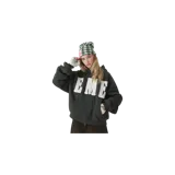 Hoodie canguro con cierre completo de color verde oscuro, con capucha y bolsillos frontales estilo canguro. Presenta las letras "EME" grandes en la parte delantera de color blanco con efecto texturizado.