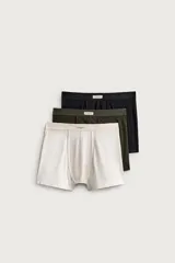 Pack de tres calzoncillos tipo bóxer de tejido elástico con acabado aterciopelado y cintura elástica. Incluye colores negro, verde militar y blanco.