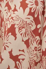 Falda larga de seda viscosa con estampado de flores y tigres en tonos naranja y blanco, cintura elástica.