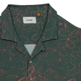Camisa de manga corta Critical Slide modelo Scratch Resort, de color verde oscuro con estampado de líneas finas en tono rojizo y cuello cubano.