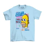 Remera de algodón color celeste con estampa frontal de estilo anime japonés que presenta a Homero Simpson con diseño Kawaii, incluyendo texto en japonés y detalles gráficos coloridos.