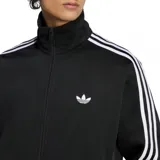 Campera deportiva Adidas modelo Firebird, color negro con las icónicas tres tiras blancas en las mangas y logo del trébol bordado en el pecho. Cuenta con cuello alto, cierre frontal y bolsillos laterales.