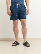 Short de baño azul con estampado abstracto en blanco.