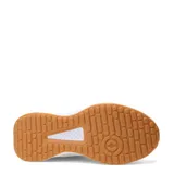 Championes Under Armour modelo Edge Suede, color gris claro, con diseño de paneles en gamuza y malla. Presenta entresuela blanca y suela de goma color caramelo.