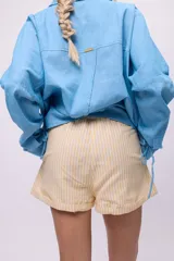 Short blanco de lino y algodón, con cintura elastizada y cordón ajustable.