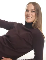 Polera de cuello alto y manga larga, confeccionada en tejido de punto fino con detalle de tajo en los puños.