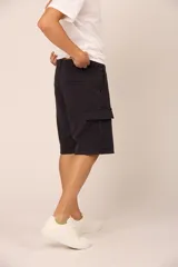 Bermuda de gabardina color azul marino, corte recto, con bolsillos cargo laterales y bolsillos traseros con solapa.