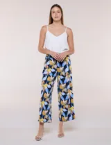Pantalón estampado de caída fluida y calce relajado, con cintura alta elastizada y cordón ajustable. Presenta una pierna de corte ancho tipo cropped.