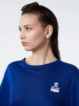 Remera azul de lino con logo estampado en el pecho.