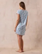Camisón corto de tejido suave estampado, con cuello redondo y mangas cortas.