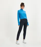Blusa de punto color verde, con cuello alto y manga larga. Diseño básico y ajustado al cuerpo.