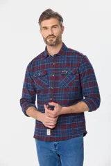 Sobrecamisa a cuadros de viyela gruesa con bolsillos frontales con solapa y botones.