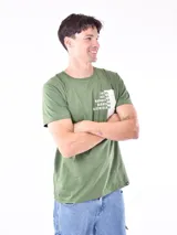 Remera verde militar con estampado blanco con el texto "Bronx, Queens, Manhattan, Brooklyn, Staten Island, New York".