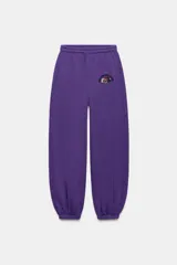 Pantalón jogger morado con efecto lavado de tiro medio y cintura elástica. Presenta bolsillos laterales ocultos, bajo con puño elástico y detalle de logo bordado de Fruit of the Loom en la cadera.