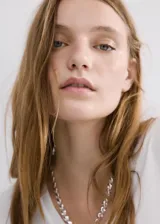 Camiseta blanca de algodón con cuello en V y mangas cortas, de corte ajustado al cuerpo.