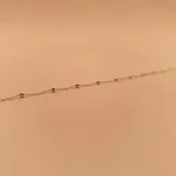 Cadena de plata 925 con diseño de eslabones finos intercalados con pequeñas esferas metálicas.