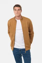 Campera de felpa color tostado con cuello alto, cierre frontal completo y puños y ruedo acanalados.