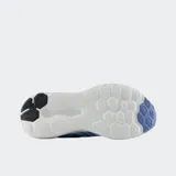 Championes de running New Balance modelo 411, color celeste, con capellada de malla transpirable y entresuela de espuma acolchada para mayor amortiguación. Presenta el logo de la marca en el lateral.