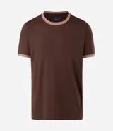 Remera de algodón color marrón con cuello redondo y bordes de mangas en color beige contrastante. Presenta un diseño liso y corte cómodo.