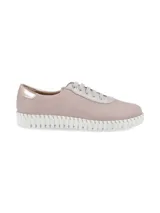 Sneaker color nude con detalles metalizados en el talón, cordones con brillo y suela blanca de PVC con costuras decorativas.