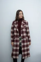 Chaqueta de corte sastre con estampado de cuadros en tonos marrones y beige, con solapas clásicas y cierre frontal con botones.