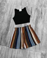 Short de tiro alto con cintura elástica fruncida, estampado a rayas verticales en tonos azul, marrón, blanco y negro.