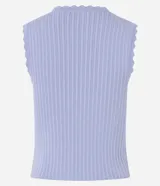 Top sin mangas de punto acanalado color fucsia, con cuello redondo y bordes ondulados en sisas y cuello.