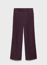 Pantalon de vestir color bordó con estampado de raya diplomática, de corte recto y diseño fluido. Cuenta con pinzas en la parte frontal, trabillas para cinturón y cierre oculto con botón, gancho y cremallera.
