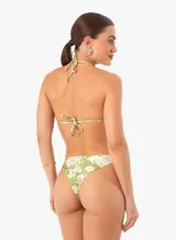 Conjunto de bikini color naranja con estampado floral blanco. El corpiño es de triángulo con volados y la bombacha tiene lazos laterales.