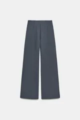 Pantalón de tiro alto con corte ancho y recto, confeccionado en tejido de punto elástico y flexible con cintura elástica.