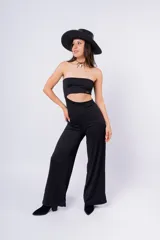 Mono largo negro con corte a la cintura y abertura en el abdomen.