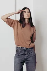 Sweater de punto color tostado con hilos metalizados, de corte recto, escote redondo y mangas cortas con puño ajustado.
