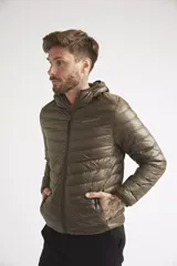 Campera de plumas liviana para hombre, con diseño acolchado, cierre frontal completo, capucha y bolsillos laterales. Presenta un logo estampado en el pecho.