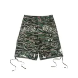 Short cargo tipo baggy con estampado camuflado. Presenta detalles de roturas, bolsillos laterales tipo cargo y tiras ajustables en el ruedo. Incluye bordado con el nombre de la marca en la parte frontal.