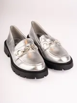 Mocasines color beige con suela track y detalle de cadena plateada.