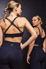 Top deportivo negro con espalda cruzada en cuatro tiras y almohadillas removibles.