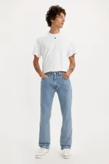 Jean Levi's 505 Regular Fit, color celeste claro, de pierna recta y tiro alto. Confeccionado en denim 100% algodón sin elasticidad, cuenta con cierre de cremallera y diseño de cinco bolsillos.