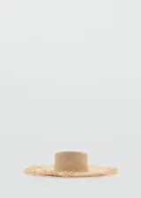Sombrero de ala ancha confeccionado en fibra natural de rafia, con diseño de copa plana y bordes deshilachados.