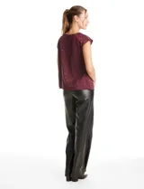 Blusa de satén labrado con diseño de jacquard tono sobre tono, cuello volcado y manga corta con hombro caído.