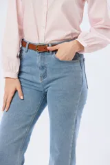 Pantalón de jean wide leg de algodón con elastano, color celeste, de tiro alto y corte amplio con bolsillos traseros.