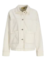 Chaqueta de denim en color crudo, con cierre frontal de botones metálicos, bolsillos frontales aplicados y cuello camisero.