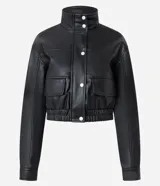 Campera bomber de poliuretano con cuello alto estructurado, cierre frontal con botones de presión, bolsillos utilitarios delanteros y ruedo con elástico para un ajuste cómodo.